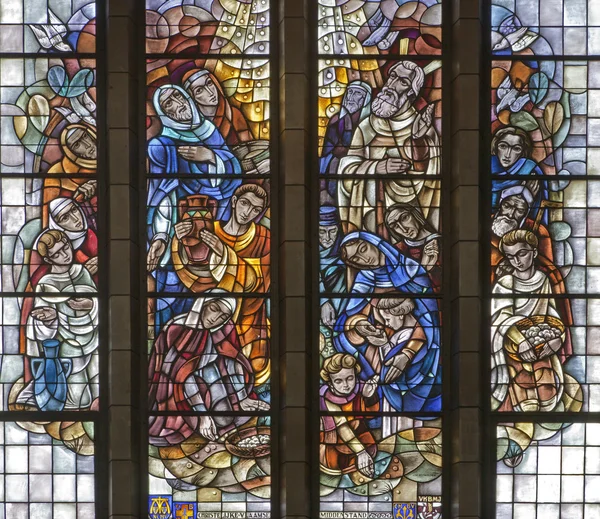 BRUSSELS - JUNE 22: Gathering of the Manna. Scene from Old Testament. Detail from windowpane of National Basilica of the Sacred Heart built between years 1919 - 1969 on June 22, 2012 in Brussels. — Stock Photo, Image