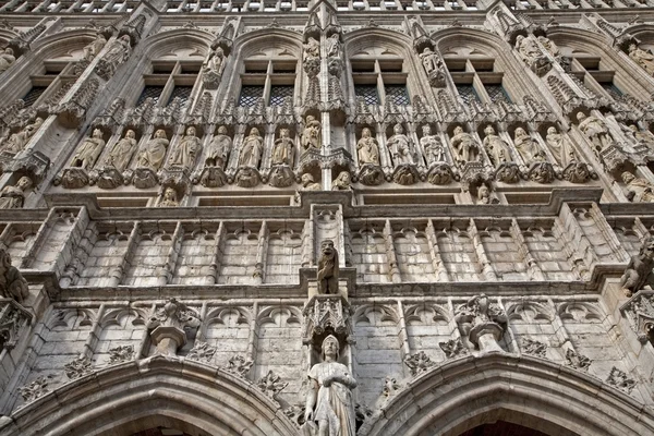 BRUSSELS - JUNE 21: Gothic facade of Town hall. Palace was built between 1401 and 1455 and it is a UNESCO World Heritage Site on June 21, 2012 in Brussels. — Stock Photo, Image