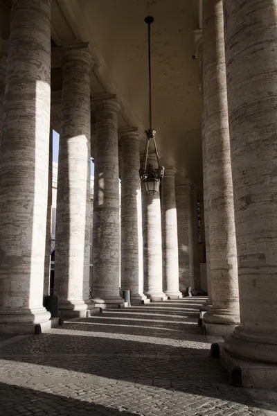 Řím - kolonáda od Bazilika svatého Petra s — Stock fotografie