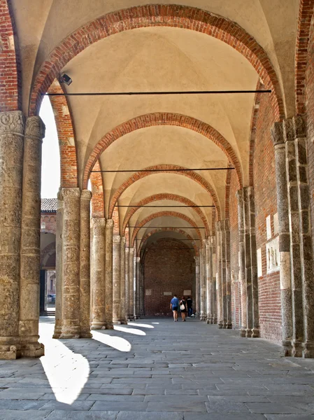 米兰-中庭的 san ambrogio-阿曼布罗修教堂 — 图库照片
