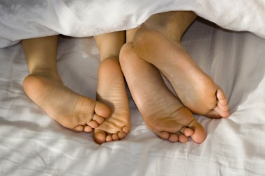 Anne ve kızı yatakta - feet