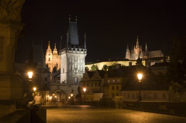 Prag charles Bridge gece - st. vitus Katedrali ve Gotik kuleye ve st. nicholas Kilisesi