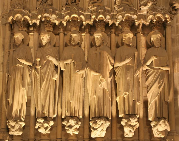 Parijs - detail van kant portaal van de notre dame kathedraal in de nacht — Stockfoto