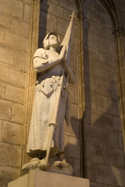 St. Jane de ark - estatua en la catedral de Notre-Dame en París — Foto de Stock