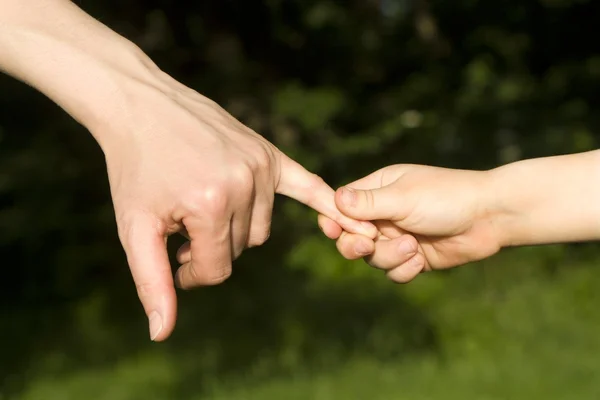 Hand av mor och barn — Stockfoto