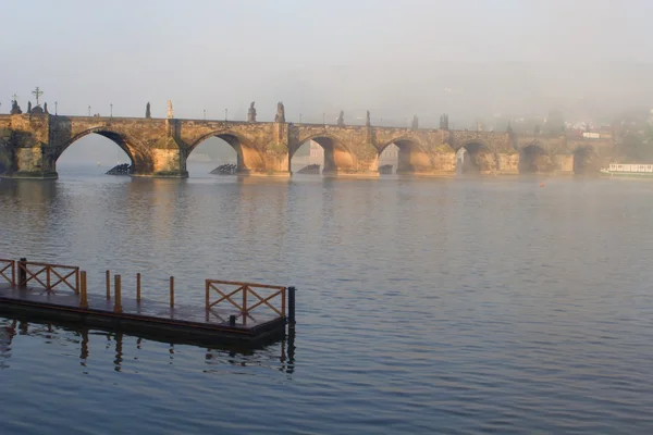 Most Karola w Pradze we mgle — Zdjęcie stockowe
