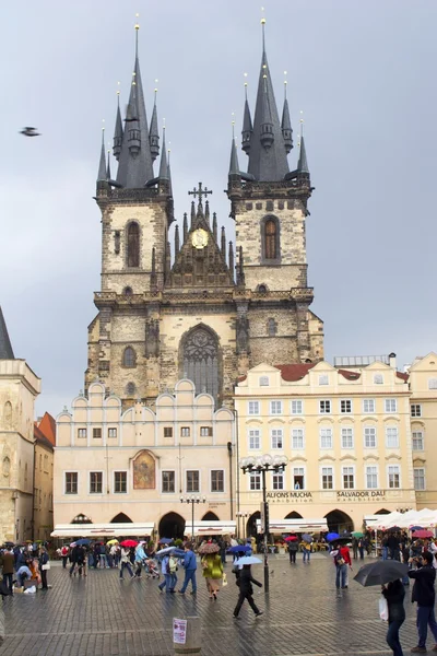 Дождь в Праге - церковь Девы Марии перед Тоффаном — стоковое фото