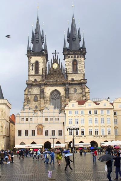 Lluvia en la praga - iglesia de Nuestra Señora ante Tjalá — Foto de Stock