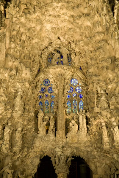 Barcelona - Fachada nocturna de la Sagrada Familia — Foto de Stock