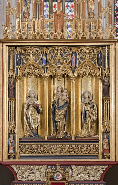 KOSICE - JANUARY 3: Main carved wings altar of Saint Elizabeth gothic cathedral from years 1474-1477 on January 3, 2013 in Kosice, Slovakia. — Stock Photo, Image