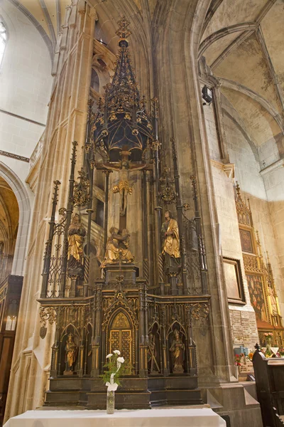 KOSICE - JANEIRO 3: altar neogótico lateral de 19. cent. na catedral gótica de Santa Isabel em 3 de janeiro de 2013 em Kosice, Eslováquia . — Fotografia de Stock