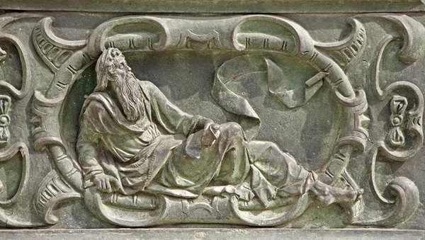 Pisa - 17 maart: bronze verlichting van de profeet. detail van de poort van kathedraal santa maria assunta op 17 maart 2010 in pisa, Italië. — Stockfoto