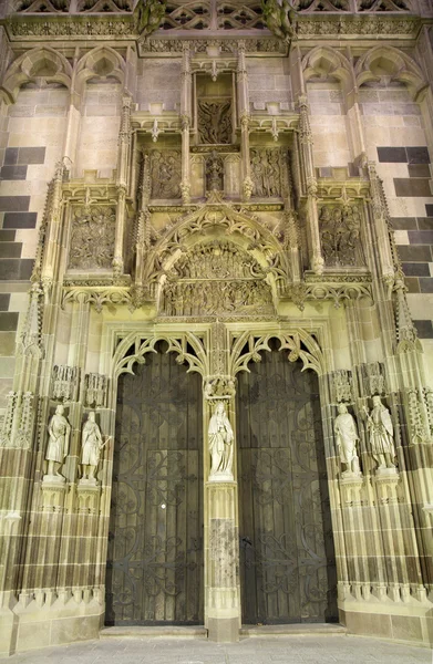 KOSICE - 3 DE ENERO: Portal norte de la catedral gótica de Santa Isabel por la noche el 3 de enero de 2013 en Kosice, Eslovaquia . — Foto de Stock