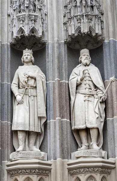 KOSICE - JANUARY 3: Kings from north portal of Saint Elizabeth gothic cathedral on January 3, 2013 in Kosice, Slovakia. — Stock Photo, Image