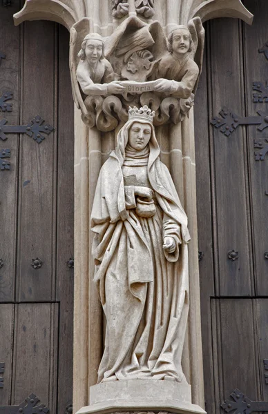 KOSICE - JANUARY 3: Holy queen Elizabeth from Hungary on the north portal of Saint Elizabeth gothic cathedral on January 3, 2013 in Kosice, Slovakia. — Stock Photo, Image