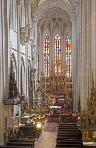 Kosice - 3. Januar: Hauptgeschnitzter Flügelaltar der gotischen Kathedrale der Heiligen Elisabeth aus den Jahren 1474-1477, Pastoforium und Jungfrau Maria in der Mandorla am 3. Januar 2013 in Kosice, Slowakei. — Stockfoto