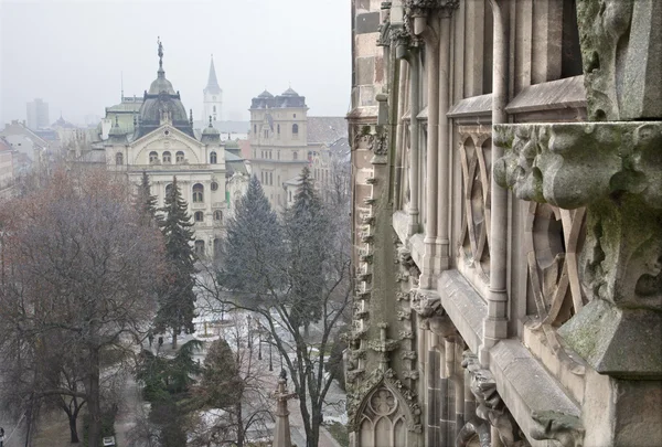 Kosice - Perspectivas da catedral de Santa Isabel para a igreja da Santíssima Trindade e teatro no inverno . — Fotografia de Stock