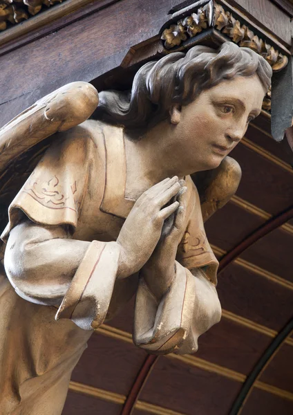 KOSICE - 3 GENNAIO: Statua in legno d'angelo su organo del 19. sec. nella cattedrale gotica di Santa Elisabetta il 3 gennaio 2013 a Kosice, Slovacchia — Foto Stock