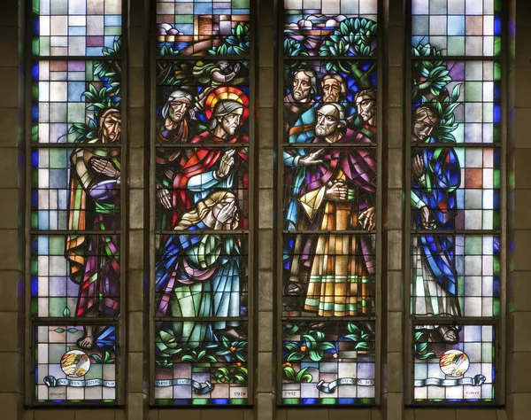 BRUSSELS - JUNE 22: Jesus rescues the sinful woman. Windowpane in National Basilica of the Sacred Heart built between years 1919 - 1969 on June 22, 2012 in Brussels. — Stock Photo, Image