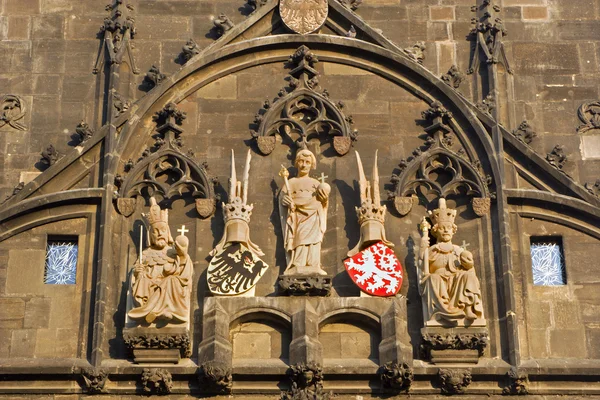 Praga - detalle de la torre gótica del puente de Carlos. Estatuas de mecenas checos —  Fotos de Stock