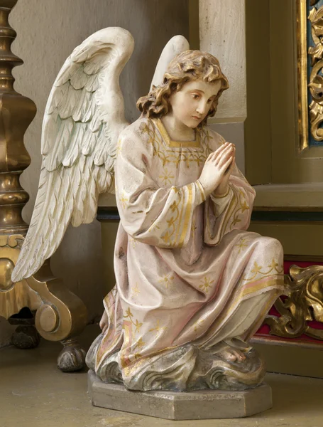 班斯卡-8 月 2： 在祷告 19 的天使雕像。%。从圣凯瑟琳哥特式教堂 8 月 2 日 2010 年在斯洛伐克班斯卡. — 图库照片