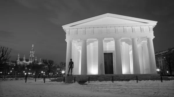 Viena - Volksgarten. Teseo templo de los años 1819 bis 1823 por Peter von Nobile —  Fotos de Stock