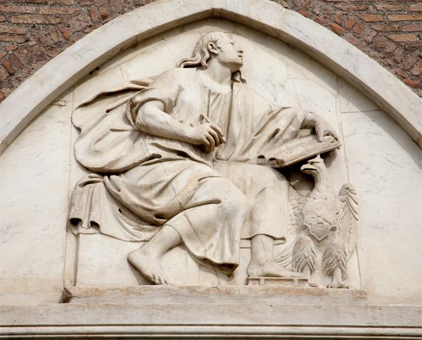 Roma - Santo Juan Evangelista alivio de la fachada de la iglesia de Santa María Aracoeli —  Fotos de Stock