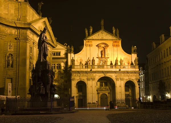 Praga - estatua de Carlos IV y fachada de hl. Salvador y hl. Francis Seraph iglesias en la noche —  Fotos de Stock