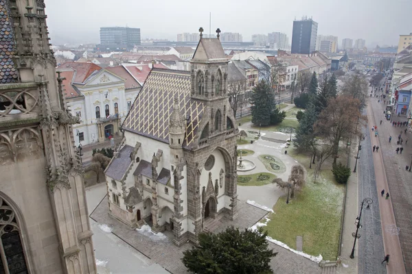 Kosice - Outlook from Saint Elizabeth cathedral to Saint Michaels chapel and the town in winter. — Stock Photo, Image