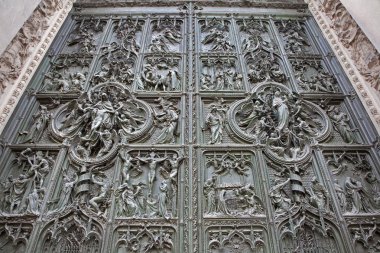 Milan - bronz kapısında duomo Katedrali detay