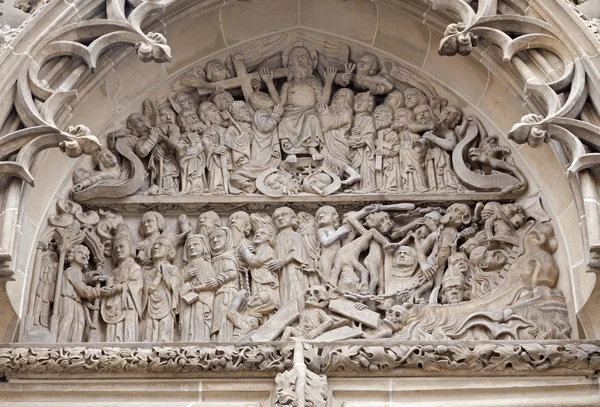 KOSICE - JANUARY 3: Relief of Last judgment scene from north portal of Saint Elizabeth gothic cathedral on January 3, 2013 in Kosice, Slovakia. — Stock Photo, Image