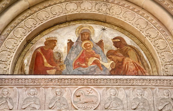 Milão - afresco de Maria virgem do portal principal da igreja de San Lorenzo — Fotografia de Stock