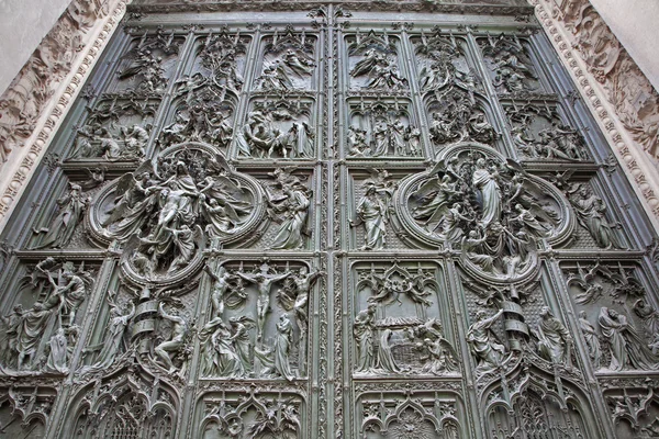 Milán - detail z hlavní bronzové brány katedrály Duomo — Stock fotografie