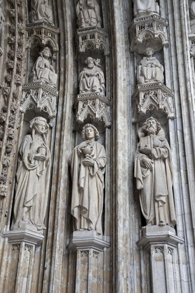 Brüksel - 21 Haziran: Ayrıntı Notre Dame du Sablon Gotik kilise 21 Haziran 2012 tarihinde Brüksel'deki ana portal üzerinden. — Stok fotoğraf