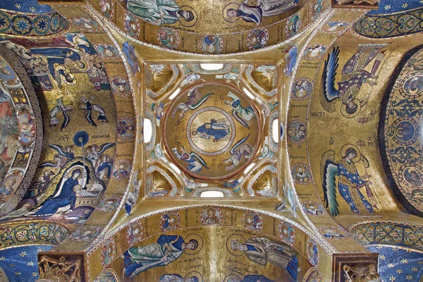 Palermo - 8 april: Byzantijnse mozaïeken van de kerk van santa maria dell' ammiraglio of la martorana van 12. cent. op 8 april 2013 in palermo, Italië. — Stockfoto