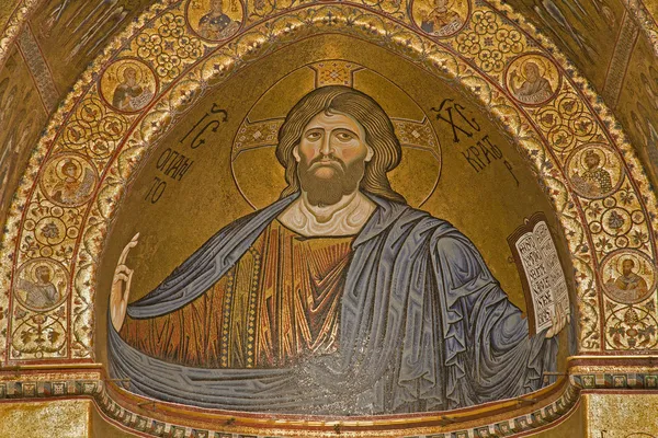 Palermo - 9 april: mosaik av huvudsakliga apse av monreale cathedral. kyrkan är underbara exempel på normandisk arkitektur. katedralen blev färdig omkring 1200 på den 9 april, 2013 i palermo, Italien. — Stockfoto