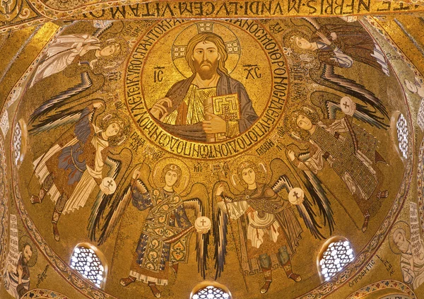PALERMO - 8 DE ABRIL: Mosaico de la cúpula de Cappella Palatina - Capilla Palatina en el palacio normando en estilo de arquitectura bizantina de los años 1132 - 1170 el 8 de abril de 2013 en Palermo, Italia . —  Fotos de Stock