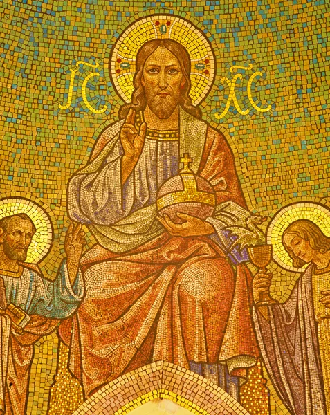 Madrid - märz 9: mosaik von jesus christ und apostel peter und john aus der apsis der iglesia de san manuel y san benito des architekten fernando arba aus dem 19. jahrhundert. am 9. märz 2013 in madrid. — Stockfoto