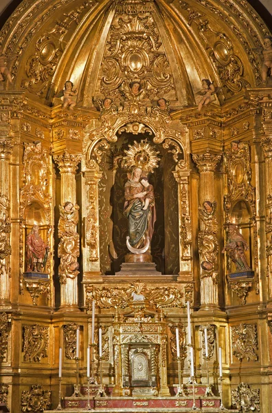 MADRID - 10 DE MARÇO: Madonna e o altar barroco de Capilla del Sanctisimo da igreja de San Isidoro em 10 de março de 2013 em Madri . — Fotografia de Stock