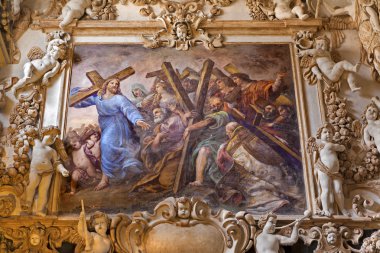 Palermo - 8 Nisan: İsa ve Hıristiyan fresk ile gelen yan nefin kilise la chiesa del gesu veya casa professa içinde corss. Barok kilise 1636 palermo, İtalya 8 Nisan 2013 tamamlandı.