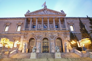 -museo nacional arqueolgico portalı - Ulusal Arkeoloji Müzesi İspanya'nın Madrid sabah akşam karanlığı içinde. Neoklasik binada tarafından öngörülen 1866 1892 için inşa ve mimar francisco jareno