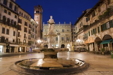 Verona - çeşme üzerindeki piazza erbe alacakaranlıkta ve porta leona ve palazzo maffei backgroud içinde