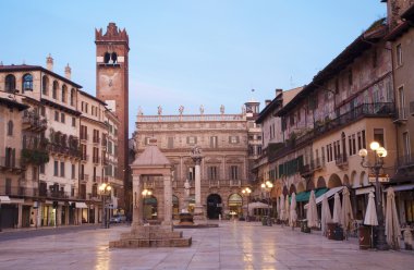 Verona - piazza erbe sabah alacakaranlıkta ve porta leona ve palazzo maffei backgroud içinde