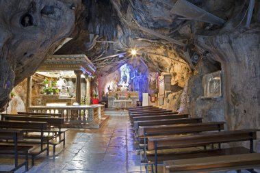 Palermo - 9 Nisan: mağara santuario di santa rosalia. Mağara palermo mount pelegrino üzerinde kutsal bir tapınak olduğunu ve palermo santa rosalia patronu 9 Nisan 2013 palermo, İtalya adamıştır