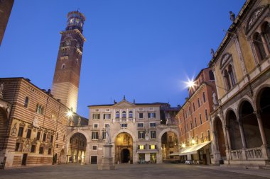 Verona - piazza dei sinyorlar ve lamberti kule alacakaranlıkta