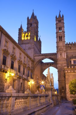 Palermo - katedral veya alacakaranlıkta duomo Batı kuleleri