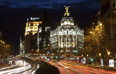 Madrid - cale de alcala cadde ve metropol Binası dusk plaza de cibeles üzerinden bakmak