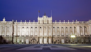 Madrid - 10 Mart: yıllarda 1738 ve 1755 dusk 10 Mart 2013 Madrid arasında inşa palacio real veya Kraliyet Sarayı Doğu cephesi.