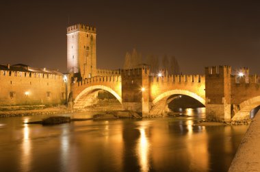 Verona - gece scaligero Köprüsü - ponte scaligero