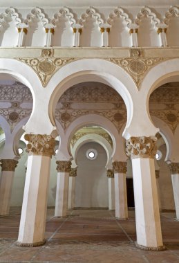 Toledo - 8 Mart: mudejar gözlerden gelen sinagog santa maria la blanca. Bazen de onikinci yüzyılın sonlarında veya 8 Mart 2013 Toledo, İspanya üzerinde on üçüncü yüzyılın başlarında inşa tarihi.